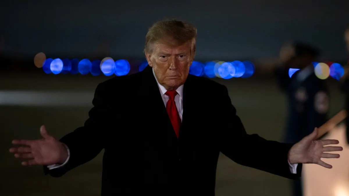 Трамп приостановил применение новых санкций против России
